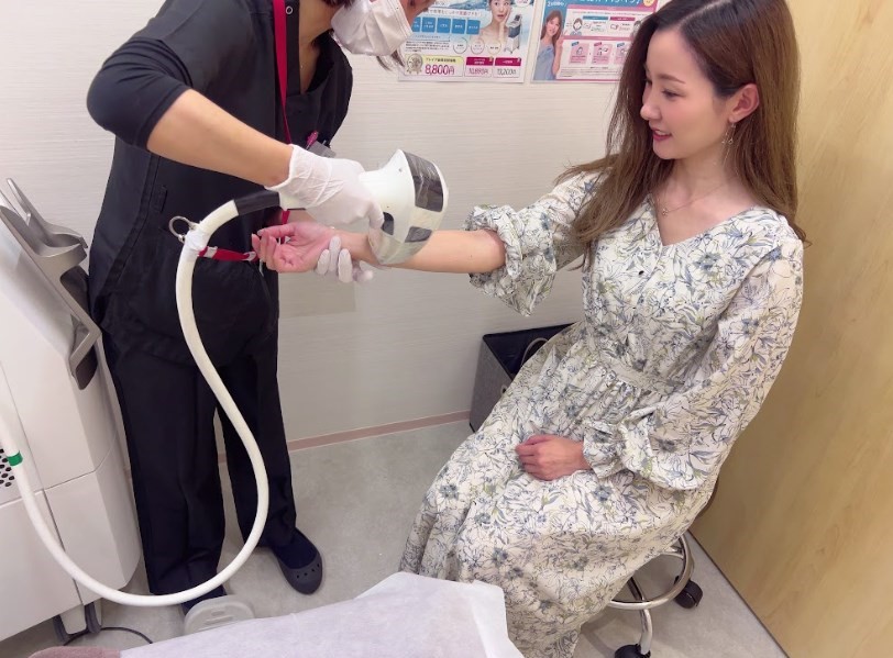 フレイアクリニック福岡天神院で脱毛照射を受ける